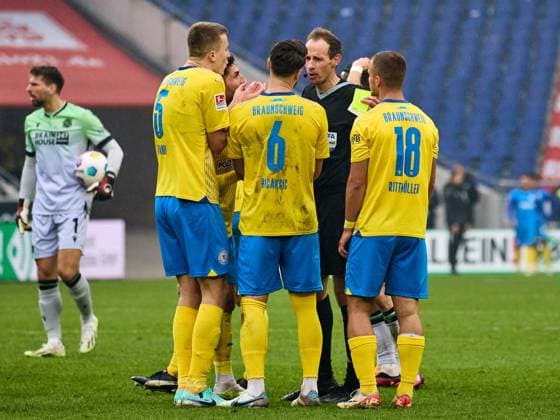 Gelb Rote Karte fuer Jannis Nikolaou (Eintracht Braunschweig, 04) Fabio Kaufmann (Eintracht Braunschweig, 37), Ermin Bicakcic (Eintracht Braunschweig, 06), Robert Ivanov (Eintracht Braunschweig, 05) , Marvin Rittmueller (Eintracht Braunschweig, 18) sprechen mit dem Schiedsrichter. GER, Hannover 96 - Eintracht Braunschweig, Fussball, 2.Bundesliga, 12.Spieltag, Spielzeit 2023 2024, 05.11.2023 GER, Hannover 96 - Eintracht Braunschweig, Fussball, 2.Bundesliga, 12.Spieltag, Spielzeit 2023 2024, 05.11.2023 Hannover