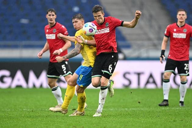 2. Bundesliga - Hannover 06 - Eintracht Braunschweig am 05.11.2023 in der HDI Arena in Hannover Luc Ihorst (Braunschweig) im Zweikampf gegen Fabian Kunze (Hannover 96).