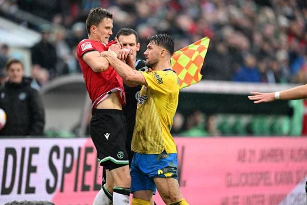 2. Bundesliga - Hannover 06 - Eintracht Braunschweig am 05.11.2023 in der HDI Arena in Hannover Fabian Kunze (Hannover 96) legt sich mit Ermin Bicakcic (Braunschweig) an.