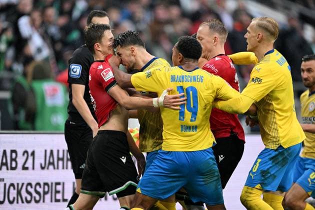 2. Bundesliga - Hannover 06 - Eintracht Braunschweig am 05.11.2023 in der HDI Arena in Hannover Fabian Kunze (Hannover 96) legt sich mit Ermin Bicakcic (Braunschweig) an.