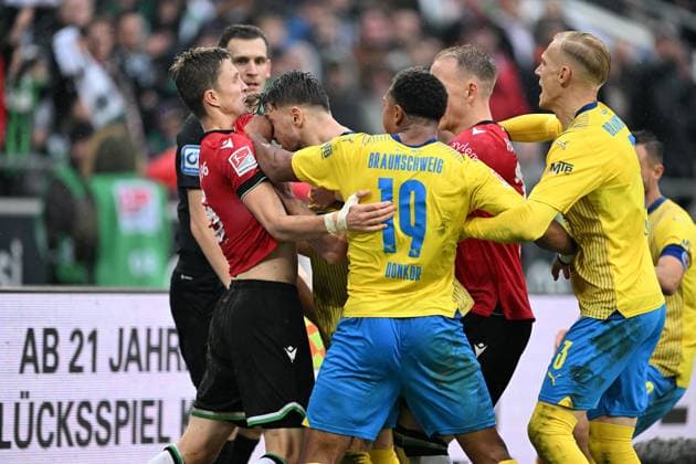 2. Bundesliga - Hannover 06 - Eintracht Braunschweig am 05.11.2023 in der HDI Arena in Hannover Fabian Kunze (Hannover 96) legt sich mit Ermin Bicakcic (Braunschweig) an.