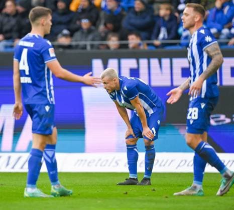 Marco Thiede (Karlsruher SC, 21, Mitte) geht nach dem Spiel vor Enttaeuschung in die Hocke, GER, Karlsruher SC vs. SC Paderborn, Fussball, Herren, 2. Bundesliga, 12. Spieltag, Spielzeit 2023 2024, 05.11.2023, (DFL REGULATIONS PROHIBIT ANY USE OF PHOTOGRAPHS AS IMAGE SEQUENCES AND OR QUASI-VIDEO) GER, Karlsruher SC vs. SC Paderborn, Sport, Fussball, Herren, 2. Bundesliga, 12. Spieltag, Spielzeit 2023 2024, 05.11.2023, Karlsruhe