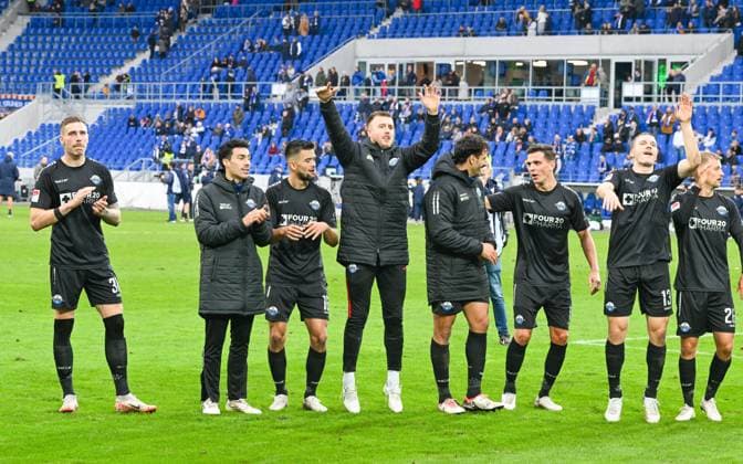 Das Team des SC Paderborn bejubelt vor den eigenen Fans den Sieg, GER, Karlsruher SC vs. SC Paderborn, Fussball, Herren, 2. Bundesliga, 12. Spieltag, Spielzeit 2023 2024, 05.11.2023, (DFL REGULATIONS PROHIBIT ANY USE OF PHOTOGRAPHS AS IMAGE SEQUENCES AND OR QUASI-VIDEO) GER, Karlsruher SC vs. SC Paderborn, Sport, Fussball, Herren, 2. Bundesliga, 12. Spieltag, Spielzeit 2023 2024, 05.11.2023, Karlsruhe
