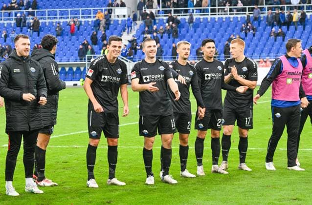 Das Team des SC Paderborn bejubelt vor den eigenen Fans den Sieg, GER, Karlsruher SC vs. SC Paderborn, Fussball, Herren, 2. Bundesliga, 12. Spieltag, Spielzeit 2023 2024, 05.11.2023, (DFL REGULATIONS PROHIBIT ANY USE OF PHOTOGRAPHS AS IMAGE SEQUENCES AND OR QUASI-VIDEO) GER, Karlsruher SC vs. SC Paderborn, Sport, Fussball, Herren, 2. Bundesliga, 12. Spieltag, Spielzeit 2023 2024, 05.11.2023, Karlsruhe