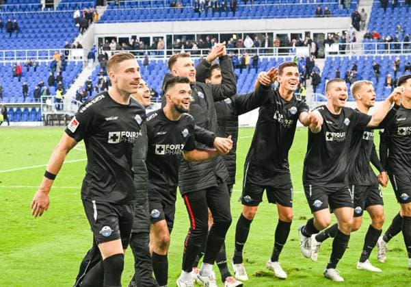 Das Team des SC Paderborn bejubelt vor den eigenen Fans den Sieg, vorne Torschuetze Felix Platte (SC Paderborn, 36), GER, Karlsruher SC vs. SC Paderborn, Fussball, Herren, 2. Bundesliga, 12. Spieltag, Spielzeit 2023 2024, 05.11.2023, (DFL REGULATIONS PROHIBIT ANY USE OF PHOTOGRAPHS AS IMAGE SEQUENCES AND OR QUASI-VIDEO) GER, Karlsruher SC vs. SC Paderborn, Sport, Fussball, Herren, 2. Bundesliga, 12. Spieltag, Spielzeit 2023 2024, 05.11.2023, Karlsruhe