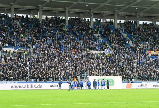 Die Spieler des Karlsruher SC stellen sich nach der Niederlage ihren Fans auf der Tribuene im Wildparkstadion, GER, Karlsruher SC vs. SC Paderborn, Fussball, Herren, 2. Bundesliga, 12. Spieltag, Spielzeit 2023 2024, 05.11.2023, (DFL REGULATIONS PROHIBIT ANY USE OF PHOTOGRAPHS AS IMAGE SEQUENCES AND OR QUASI-VIDEO) GER, Karlsruher SC vs. SC Paderborn, Sport, Fussball, Herren, 2. Bundesliga, 12. Spieltag, Spielzeit 2023 2024, 05.11.2023, Karlsruhe