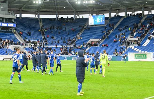 Die Spieler des Karlsruher SC bedanken sich nach der Niederlage bei den Fans im Wildparkstadion fuer die Unterstuetzung, Endstand 0:3, GER, Karlsruher SC vs. SC Paderborn, Fussball, Herren, 2. Bundesliga, 12. Spieltag, Spielzeit 2023 2024, 05.11.2023, (DFL REGULATIONS PROHIBIT ANY USE OF PHOTOGRAPHS AS IMAGE SEQUENCES AND OR QUASI-VIDEO) GER, Karlsruher SC vs. SC Paderborn, Sport, Fussball, Herren, 2. Bundesliga, 12. Spieltag, Spielzeit 2023 2024, 05.11.2023, Karlsruhe