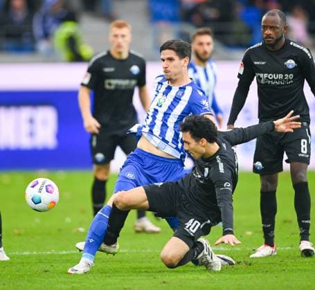 Niclas Nadj (SC Paderborn, 40) im Zweikampf gegen Igor Matanovic (Karlsruher SC, 9), GER, Karlsruher SC vs. SC Paderborn, Fussball, Herren, 2. Bundesliga, 12. Spieltag, Spielzeit 2023 2024, 05.11.2023, (DFL REGULATIONS PROHIBIT ANY USE OF PHOTOGRAPHS AS IMAGE SEQUENCES AND OR QUASI-VIDEO) GER, Karlsruher SC vs. SC Paderborn, Sport, Fussball, Herren, 2. Bundesliga, 12. Spieltag, Spielzeit 2023 2024, 05.11.2023, Karlsruhe
