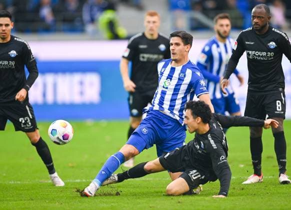 Niclas Nadj (SC Paderborn, 40) im Zweikampf gegen Igor Matanovic (Karlsruher SC, 9), GER, Karlsruher SC vs. SC Paderborn, Fussball, Herren, 2. Bundesliga, 12. Spieltag, Spielzeit 2023 2024, 05.11.2023, (DFL REGULATIONS PROHIBIT ANY USE OF PHOTOGRAPHS AS IMAGE SEQUENCES AND OR QUASI-VIDEO) GER, Karlsruher SC vs. SC Paderborn, Sport, Fussball, Herren, 2. Bundesliga, 12. Spieltag, Spielzeit 2023 2024, 05.11.2023, Karlsruhe