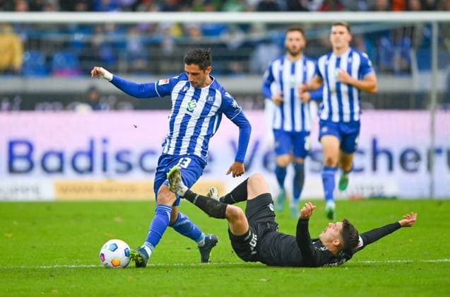 Lars Stindl (Karlsruher SC, 13) ist am Ball, rechts faellt Florent Muslija (SC Paderborn, 30) zu Boden, GER, Karlsruher SC vs. SC Paderborn, Fussball, Herren, 2. Bundesliga, 12. Spieltag, Spielzeit 2023 2024, 05.11.2023, (DFL REGULATIONS PROHIBIT ANY USE OF PHOTOGRAPHS AS IMAGE SEQUENCES AND OR QUASI-VIDEO) GER, Karlsruher SC vs. SC Paderborn, Sport, Fussball, Herren, 2. Bundesliga, 12. Spieltag, Spielzeit 2023 2024, 05.11.2023, Karlsruhe