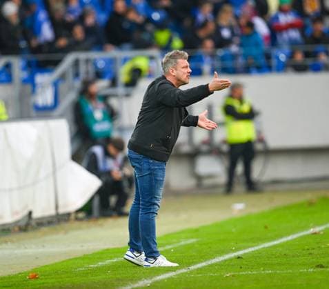 Lukas Kwasniok (SC Paderborn, Chef-Trainer) gibt seinem Team energisch Anweisungen, GER, Karlsruher SC vs. SC Paderborn, Fussball, Herren, 2. Bundesliga, 12. Spieltag, Spielzeit 2023 2024, 05.11.2023, (DFL REGULATIONS PROHIBIT ANY USE OF PHOTOGRAPHS AS IMAGE SEQUENCES AND OR QUASI-VIDEO) GER, Karlsruher SC vs. SC Paderborn, Sport, Fussball, Herren, 2. Bundesliga, 12. Spieltag, Spielzeit 2023 2024, 05.11.2023, Karlsruhe
