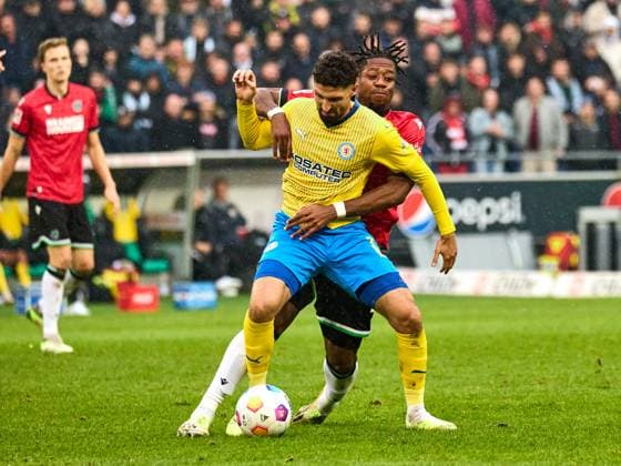 Zweikampf zwischen Bright Arrey-Mbi (Hannover 96 04) und Fabio Kaufmann (Eintracht Braunschweig, 37) GER, Hannover 96 - Eintracht Braunschweig, Fussball, 2.Bundesliga, 12.Spieltag, Spielzeit 2023 2024, 05.11.2023 GER, Hannover 96 - Eintracht Braunschweig, Fussball, 2.Bundesliga, 12.Spieltag, Spielzeit 2023 2024, 05.11.2023 Hannover