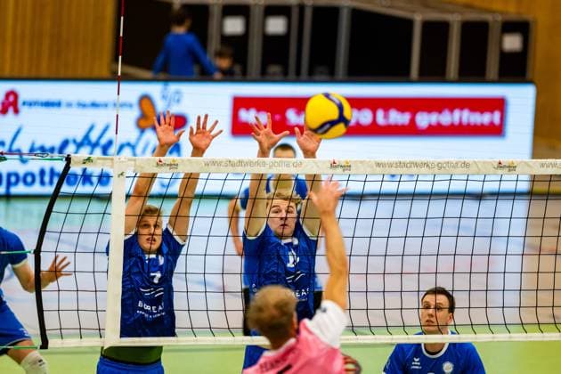 05.11.2023, GER, Volleyball, Maenner, Saison 2023 2024, DVV-Pokal Deutscher Volleyball Verband Achtelfinale, Blue Volleys Gotha - Energiequelle Netzhoppers KW Koenigs Wusterhausen-Bestensee Daniel Haehnert (Energiequelle Netzhoppers KW Koenigs Wusterhausen-Bestensee ) Krochmann, Hannes (Blue Volleys Gotha) Harrison Paul McBean (Blue Volleys Gotha) Gotha 99867 Ernestiner-Halle, Am Tivoli 6 Thüringen Deutschland