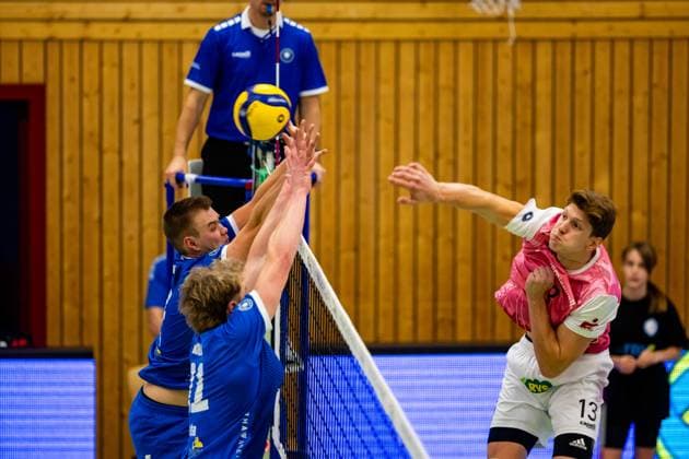 05.11.2023, GER, Volleyball, Maenner, Saison 2023 2024, DVV-Pokal Deutscher Volleyball Verband Achtelfinale, Blue Volleys Gotha - Energiequelle Netzhoppers KW Koenigs Wusterhausen-Bestensee Werner, Robert (Blue Volleys Gotha) Harrison Paul McBean (Blue Volleys Gotha) Charlie Peters (Energiequelle Netzhoppers KW Koenigs Wusterhausen-Bestensee ) Gotha 99867 Ernestiner-Halle, Am Tivoli 6 Thüringen Deutschland