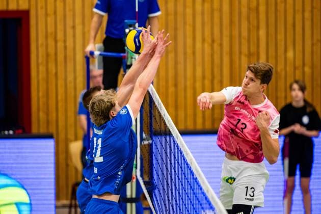 05.11.2023, GER, Volleyball, Maenner, Saison 2023 2024, DVV-Pokal Deutscher Volleyball Verband Achtelfinale, Blue Volleys Gotha - Energiequelle Netzhoppers KW Koenigs Wusterhausen-Bestensee Werner, Robert (Blue Volleys Gotha) Harrison Paul McBean (Blue Volleys Gotha) Charlie Peters (Energiequelle Netzhoppers KW Koenigs Wusterhausen-Bestensee ) Gotha 99867 Ernestiner-Halle, Am Tivoli 6 Thüringen Deutschland
