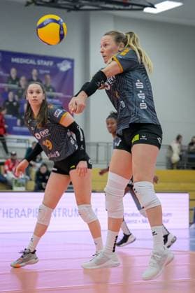 04.11.2023, GER, Volleyball, DVV-Pokal der Frauen 2023 2024 - Achtelfinale, VC Neuwied 77 -SC Potsdam Annahmespielerin und Außenangreiferin Antonia Stautz (6 Potsdam) spielt den Ball. Neuwied Sporthalle des Rhein-Wied-Gymnas Rheinland-Pfalz Deutschland