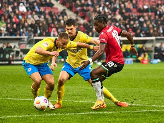 Zweikampf Derrick Koehn (Hannover 96 18), Danilo Wiebe (Eintracht Braunschweig, 23), Florian Krueger (Eintracht Braunschweig, 10) GER, Hannover 96 - Eintracht Braunschweig, Fussball, 2.Bundesliga, 12.Spieltag, Spielzeit 2023 2024, 05.11.2023 GER, Hannover 96 - Eintracht Braunschweig, Fussball, 2.Bundesliga, 12.Spieltag, Spielzeit 2023 2024, 05.11.2023 Hannover