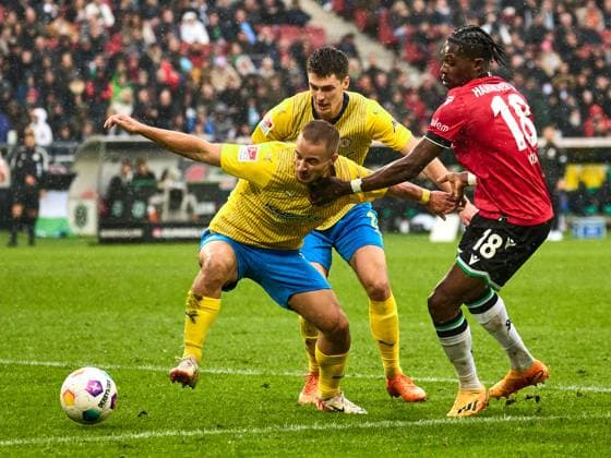 Zweikampf Derrick Koehn (Hannover 96 18), Danilo Wiebe (Eintracht Braunschweig, 23), Florian Krueger (Eintracht Braunschweig, 10) GER, Hannover 96 - Eintracht Braunschweig, Fussball, 2.Bundesliga, 12.Spieltag, Spielzeit 2023 2024, 05.11.2023 GER, Hannover 96 - Eintracht Braunschweig, Fussball, 2.Bundesliga, 12.Spieltag, Spielzeit 2023 2024, 05.11.2023 Hannover