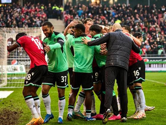 Nicolo Tresoldi (Hannover 96 09) schiesst das 3:0 fuer Hannover, welches anschliessend nicht gewertet wird. Abseits. Die Mannschaft jubelt kurz vor Spielende. Derrick Koehn (Hannover 96 18) GER, Hannover 96 - Eintracht Braunschweig, Fussball, 2.Bundesliga, 12.Spieltag, Spielzeit 2023 2024, 05.11.2023 GER, Hannover 96 - Eintracht Braunschweig, Fussball, 2.Bundesliga, 12.Spieltag, Spielzeit 2023 2024, 05.11.2023 Hannover