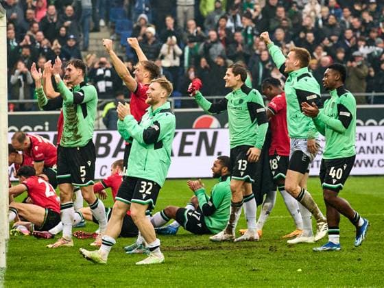 Hannover 96 gewinnt das Niedersachsenderby mit 2:0. Die Mannschaft jubelt und feiert mit den Fans. Sei Muroya (Hannover 96 20) , Andreas Voglsammer (Hannover 96 32) , Christopher Scott (Hannover 96 40), Andreas Voglsammer (Hannover 96 32) , Nicolo Tresoldi (Hannover 96 09) , Phil Neumann (Hannover 96 05) , Derrick Koehn (Hannover 96 18) GER, Hannover 96 - Eintracht Braunschweig, Fussball, 2.Bundesliga, 12.Spieltag, Spielzeit 2023 2024, 05.11.2023 GER, Hannover 96 - Eintracht Braunschweig, Fussball, 2.Bundesliga, 12.Spieltag, Spielzeit 2023 2024, 05.11.2023 Hannover