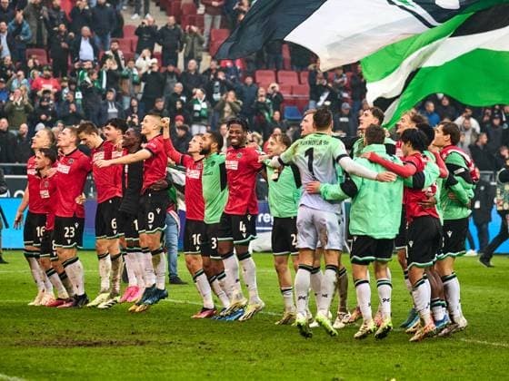 Hannover 96 gewinnt das Niedersachsenderby mit 2:0. Die Mannschaft jubelt und feiert mit den Fans. Sei Muroya (Hannover 96 20) , Andreas Voglsammer (Hannover 96 32) , Christopher Scott (Hannover 96 40), Andreas Voglsammer (Hannover 96 32) , Nicolo Tresoldi (Hannover 96 09) , Phil Neumann (Hannover 96 05) , Derrick Koehn (Hannover 96 18) GER, Hannover 96 - Eintracht Braunschweig, Fussball, 2.Bundesliga, 12.Spieltag, Spielzeit 2023 2024, 05.11.2023 GER, Hannover 96 - Eintracht Braunschweig, Fussball, 2.Bundesliga, 12.Spieltag, Spielzeit 2023 2024, 05.11.2023 Hannover