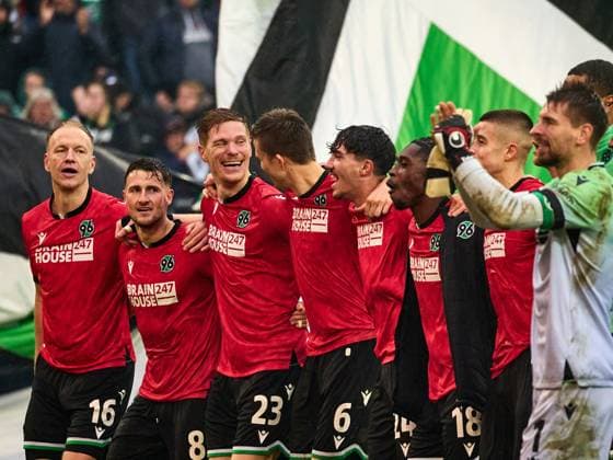 Hannover 96 gewinnt das Niedersachsenderby mit 2:0. Die Mannschaft jubelt und feiert mit den Fans. Sei Muroya (Hannover 96 20) , Andreas Voglsammer (Hannover 96 32) , Christopher Scott (Hannover 96 40), Andreas Voglsammer (Hannover 96 32) , Nicolo Tresoldi (Hannover 96 09) , Phil Neumann (Hannover 96 05) , Derrick Koehn (Hannover 96 18) GER, Hannover 96 - Eintracht Braunschweig, Fussball, 2.Bundesliga, 12.Spieltag, Spielzeit 2023 2024, 05.11.2023 GER, Hannover 96 - Eintracht Braunschweig, Fussball, 2.Bundesliga, 12.Spieltag, Spielzeit 2023 2024, 05.11.2023 Hannover