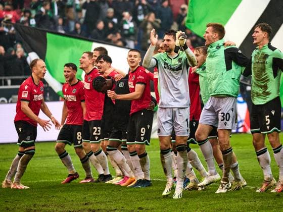 Hannover 96 gewinnt das Niedersachsenderby mit 2:0. Die Mannschaft jubelt und feiert mit den Fans. Sei Muroya (Hannover 96 20) , Andreas Voglsammer (Hannover 96 32) , Christopher Scott (Hannover 96 40), Andreas Voglsammer (Hannover 96 32) , Nicolo Tresoldi (Hannover 96 09) , Phil Neumann (Hannover 96 05) , Derrick Koehn (Hannover 96 18) GER, Hannover 96 - Eintracht Braunschweig, Fussball, 2.Bundesliga, 12.Spieltag, Spielzeit 2023 2024, 05.11.2023 GER, Hannover 96 - Eintracht Braunschweig, Fussball, 2.Bundesliga, 12.Spieltag, Spielzeit 2023 2024, 05.11.2023 Hannover