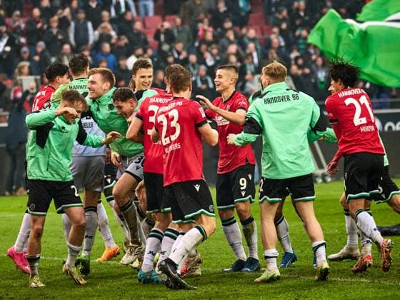 Hannover 96 gewinnt das Niedersachsenderby mit 2:0. Die Mannschaft jubelt und feiert mit den Fans. Sei Muroya (Hannover 96 20) , Andreas Voglsammer (Hannover 96 32) , Christopher Scott (Hannover 96 40), Andreas Voglsammer (Hannover 96 32) , Nicolo Tresoldi (Hannover 96 09) , Phil Neumann (Hannover 96 05) , Derrick Koehn (Hannover 96 18) GER, Hannover 96 - Eintracht Braunschweig, Fussball, 2.Bundesliga, 12.Spieltag, Spielzeit 2023 2024, 05.11.2023 GER, Hannover 96 - Eintracht Braunschweig, Fussball, 2.Bundesliga, 12.Spieltag, Spielzeit 2023 2024, 05.11.2023 Hannover