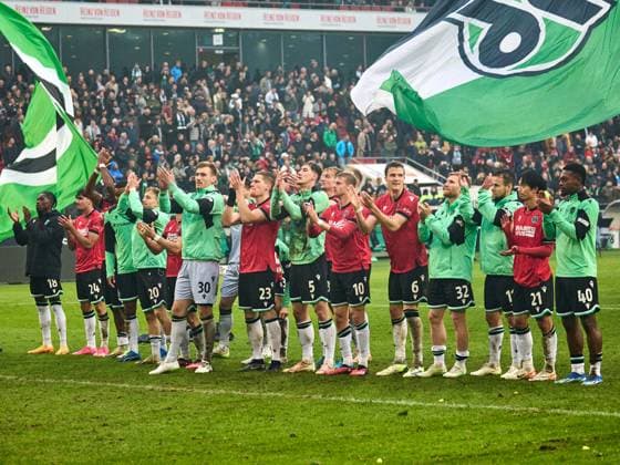 Hannover 96 gewinnt das Niedersachsenderby mit 2:0. Die Mannschaft jubelt und feiert mit den Fans. Sei Muroya (Hannover 96 20) , Andreas Voglsammer (Hannover 96 32) , Christopher Scott (Hannover 96 40), Andreas Voglsammer (Hannover 96 32) , Nicolo Tresoldi (Hannover 96 09) , Phil Neumann (Hannover 96 05) , Derrick Koehn (Hannover 96 18) GER, Hannover 96 - Eintracht Braunschweig, Fussball, 2.Bundesliga, 12.Spieltag, Spielzeit 2023 2024, 05.11.2023 GER, Hannover 96 - Eintracht Braunschweig, Fussball, 2.Bundesliga, 12.Spieltag, Spielzeit 2023 2024, 05.11.2023 Hannover