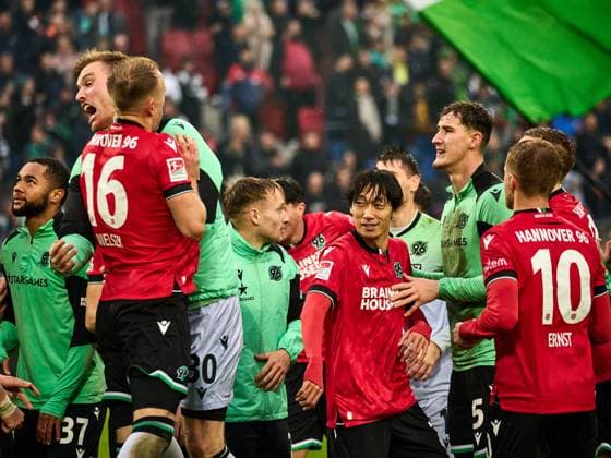 Hannover 96 gewinnt das Niedersachsenderby mit 2:0. Die Mannschaft jubelt und feiert mit den Fans. Sei Muroya (Hannover 96 20) , Andreas Voglsammer (Hannover 96 32) , Christopher Scott (Hannover 96 40), Andreas Voglsammer (Hannover 96 32) , Nicolo Tresoldi (Hannover 96 09) , Phil Neumann (Hannover 96 05) , Derrick Koehn (Hannover 96 18) GER, Hannover 96 - Eintracht Braunschweig, Fussball, 2.Bundesliga, 12.Spieltag, Spielzeit 2023 2024, 05.11.2023 GER, Hannover 96 - Eintracht Braunschweig, Fussball, 2.Bundesliga, 12.Spieltag, Spielzeit 2023 2024, 05.11.2023 Hannover