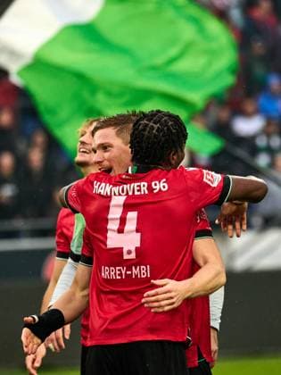 Hannover 96 gewinnt das Niedersachsenderby mit 2:0. Die Mannschaft jubelt und feiert mit den Fans. Bright Arrey-Mbi (Hannover 96 04) , Marcel Halstenberg (Hannover 96 23) GER, Hannover 96 - Eintracht Braunschweig, Fussball, 2.Bundesliga, 12.Spieltag, Spielzeit 2023 2024, 05.11.2023 GER, Hannover 96 - Eintracht Braunschweig, Fussball, 2.Bundesliga, 12.Spieltag, Spielzeit 2023 2024, 05.11.2023 Hannover