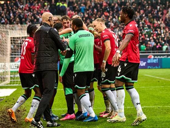 Nicolo Tresoldi (Hannover 96 09) schiesst das 3:0 fuer Hannover, welches anschliessend nicht gewertet wird. Abseits. Die Mannschaft jubelt kurz vor Spielende. Derrick Koehn (Hannover 96 18)Havard Nielsen (Hannover 96 16) , Bright Arrey-Mbi (Hannover 96 04) GER, Hannover 96 - Eintracht Braunschweig, Fussball, 2.Bundesliga, 12.Spieltag, Spielzeit 2023 2024, 05.11.2023 GER, Hannover 96 - Eintracht Braunschweig, Fussball, 2.Bundesliga, 12.Spieltag, Spielzeit 2023 2024, 05.11.2023 Hannover