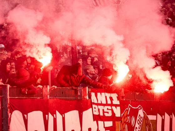 Pyrotechnik der Hannover 96 Fans. GER, Hannover 96 - Eintracht Braunschweig, Fussball, 2.Bundesliga, 12.Spieltag, Spielzeit 2023 2024, 05.11.2023 GER, Hannover 96 - Eintracht Braunschweig, Fussball, 2.Bundesliga, 12.Spieltag, Spielzeit 2023 2024, 05.11.2023 Hannover