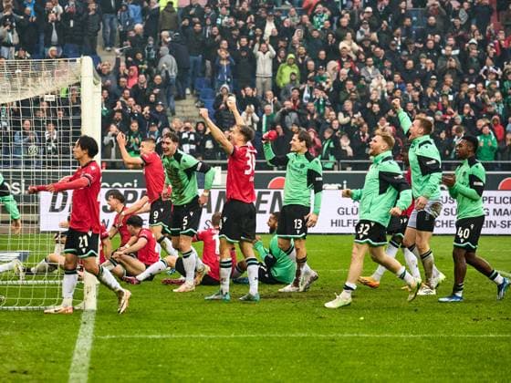Hannover 96 gewinnt das Niedersachsenderby mit 2:0. Die Mannschaft jubelt und feiert mit den Fans. Sei Muroya (Hannover 96 20) , Andreas Voglsammer (Hannover 96 32) , Christopher Scott (Hannover 96 40), Andreas Voglsammer (Hannover 96 32) , Nicolo Tresoldi (Hannover 96 09) , Phil Neumann (Hannover 96 05) , Derrick Koehn (Hannover 96 18) GER, Hannover 96 - Eintracht Braunschweig, Fussball, 2.Bundesliga, 12.Spieltag, Spielzeit 2023 2024, 05.11.2023 GER, Hannover 96 - Eintracht Braunschweig, Fussball, 2.Bundesliga, 12.Spieltag, Spielzeit 2023 2024, 05.11.2023 Hannover