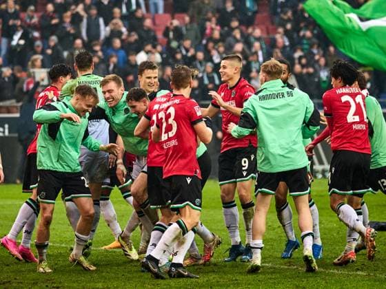 Hannover 96 gewinnt das Niedersachsenderby mit 2:0. Die Mannschaft jubelt und feiert mit den Fans. Sei Muroya (Hannover 96 20) , Andreas Voglsammer (Hannover 96 32) , Christopher Scott (Hannover 96 40), Andreas Voglsammer (Hannover 96 32) , Nicolo Tresoldi (Hannover 96 09) , Phil Neumann (Hannover 96 05) , Derrick Koehn (Hannover 96 18) GER, Hannover 96 - Eintracht Braunschweig, Fussball, 2.Bundesliga, 12.Spieltag, Spielzeit 2023 2024, 05.11.2023 GER, Hannover 96 - Eintracht Braunschweig, Fussball, 2.Bundesliga, 12.Spieltag, Spielzeit 2023 2024, 05.11.2023 Hannover