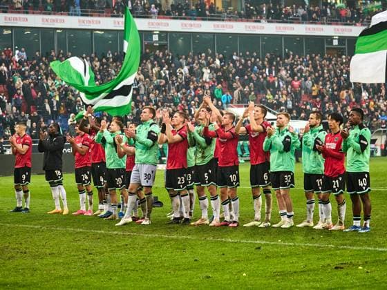 Hannover 96 gewinnt das Niedersachsenderby mit 2:0. Die Mannschaft jubelt und feiert mit den Fans. Sei Muroya (Hannover 96 20) , Andreas Voglsammer (Hannover 96 32) , Christopher Scott (Hannover 96 40), Andreas Voglsammer (Hannover 96 32) , Nicolo Tresoldi (Hannover 96 09) , Phil Neumann (Hannover 96 05) , Derrick Koehn (Hannover 96 18) GER, Hannover 96 - Eintracht Braunschweig, Fussball, 2.Bundesliga, 12.Spieltag, Spielzeit 2023 2024, 05.11.2023 GER, Hannover 96 - Eintracht Braunschweig, Fussball, 2.Bundesliga, 12.Spieltag, Spielzeit 2023 2024, 05.11.2023 Hannover