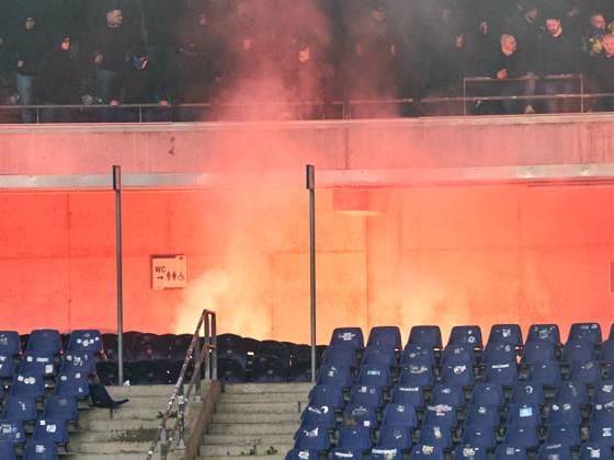 Hannover 96 gewinnt das Niedersachsenderby mit 2:0. Die Mannschaft jubelt und feiert mit den Fans. Sei Muroya (Hannover 96 20) , Andreas Voglsammer (Hannover 96 32) , Christopher Scott (Hannover 96 40), Andreas Voglsammer (Hannover 96 32) , Nicolo Tresoldi (Hannover 96 09) , Phil Neumann (Hannover 96 05) , Derrick Koehn (Hannover 96 18) GER, Hannover 96 - Eintracht Braunschweig, Fussball, 2.Bundesliga, 12.Spieltag, Spielzeit 2023 2024, 05.11.2023 GER, Hannover 96 - Eintracht Braunschweig, Fussball, 2.Bundesliga, 12.Spieltag, Spielzeit 2023 2024, 05.11.2023 Hannover