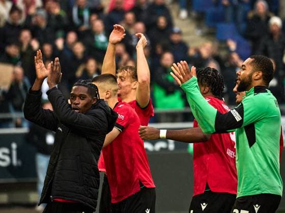 Hannover 96 gewinnt das Niedersachsenderby mit 2:0. Die Mannschaft jubelt und feiert mit den Fans. Sei Muroya (Hannover 96 20) , Andreas Voglsammer (Hannover 96 32) , Christopher Scott (Hannover 96 40), Andreas Voglsammer (Hannover 96 32) , Nicolo Tresoldi (Hannover 96 09) , Phil Neumann (Hannover 96 05) , Derrick Koehn (Hannover 96 18) GER, Hannover 96 - Eintracht Braunschweig, Fussball, 2.Bundesliga, 12.Spieltag, Spielzeit 2023 2024, 05.11.2023 GER, Hannover 96 - Eintracht Braunschweig, Fussball, 2.Bundesliga, 12.Spieltag, Spielzeit 2023 2024, 05.11.2023 Hannover