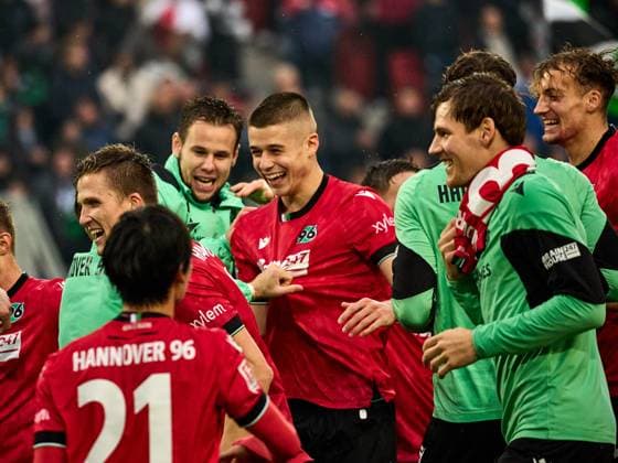 Hannover 96 gewinnt das Niedersachsenderby mit 2:0. Die Mannschaft jubelt und feiert mit den Fans. Sei Muroya (Hannover 96 20) , Andreas Voglsammer (Hannover 96 32) , Christopher Scott (Hannover 96 40), Andreas Voglsammer (Hannover 96 32) , Nicolo Tresoldi (Hannover 96 09) , Phil Neumann (Hannover 96 05) , Derrick Koehn (Hannover 96 18) GER, Hannover 96 - Eintracht Braunschweig, Fussball, 2.Bundesliga, 12.Spieltag, Spielzeit 2023 2024, 05.11.2023 GER, Hannover 96 - Eintracht Braunschweig, Fussball, 2.Bundesliga, 12.Spieltag, Spielzeit 2023 2024, 05.11.2023 Hannover