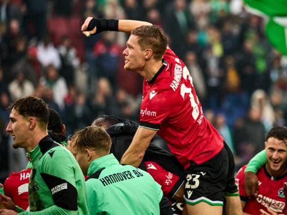 Hannover 96 gewinnt das Niedersachsenderby mit 2:0. Die Mannschaft jubelt und feiert mit den Fans. Marcel Halstenberg (Hannover 96 23) GER, Hannover 96 - Eintracht Braunschweig, Fussball, 2.Bundesliga, 12.Spieltag, Spielzeit 2023 2024, 05.11.2023 GER, Hannover 96 - Eintracht Braunschweig, Fussball, 2.Bundesliga, 12.Spieltag, Spielzeit 2023 2024, 05.11.2023 Hannover