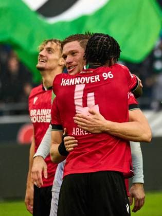 Hannover 96 gewinnt das Niedersachsenderby mit 2:0. Die Mannschaft jubelt und feiert mit den Fans. Bright Arrey-Mbi (Hannover 96 04) , Marcel Halstenberg (Hannover 96 23) GER, Hannover 96 - Eintracht Braunschweig, Fussball, 2.Bundesliga, 12.Spieltag, Spielzeit 2023 2024, 05.11.2023 GER, Hannover 96 - Eintracht Braunschweig, Fussball, 2.Bundesliga, 12.Spieltag, Spielzeit 2023 2024, 05.11.2023 Hannover