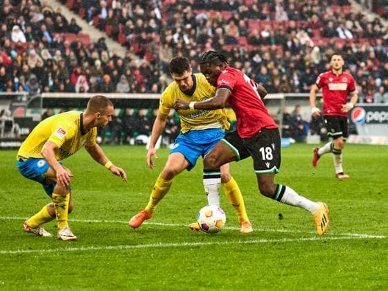 Zweikampf Derrick Koehn (Hannover 96 18), Danilo Wiebe (Eintracht Braunschweig, 23), Florian Krueger (Eintracht Braunschweig, 10) GER, Hannover 96 - Eintracht Braunschweig, Fussball, 2.Bundesliga, 12.Spieltag, Spielzeit 2023 2024, 05.11.2023 GER, Hannover 96 - Eintracht Braunschweig, Fussball, 2.Bundesliga, 12.Spieltag, Spielzeit 2023 2024, 05.11.2023 Hannover