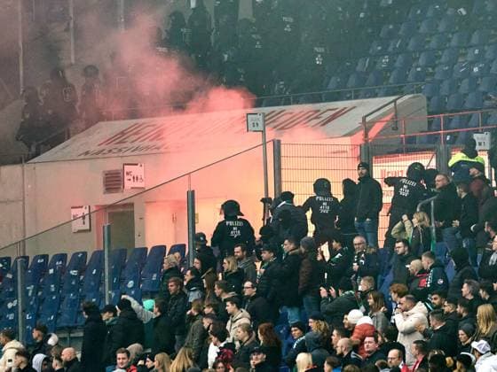 Fans von Eintracht Braunschweig zuenden Pyrotechnik und Boeller. Sie werden in Aufgaenge und Sitzreihen geworfen. GER, Hannover 96 - Eintracht Braunschweig, Fussball, 2.Bundesliga, 12.Spieltag, Spielzeit 2023 2024, 05.11.2023 GER, Hannover 96 - Eintracht Braunschweig, Fussball, 2.Bundesliga, 12.Spieltag, Spielzeit 2023 2024, 05.11.2023 Hannover