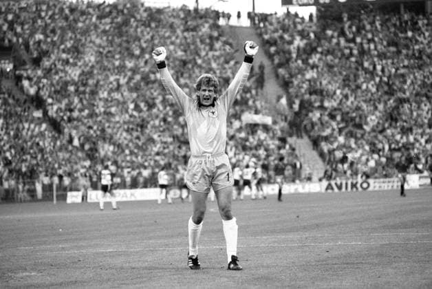 Eike Immel (Ex-Fußballtorwart) 06 88 hör Eikel Immel nach dem 1:0 durch Rudi Völler beim Vorrundenspiel der Deutschen Nationalmannschaft gegen Spanien während der Fußball-Europameisterschaft in Deutschland im Müngersdorfer Stadion in Köln am 17. Juni 1988 Deutschland deutsch deutscher Mann Fußball Sportler Fußballer Fußballspieler Torwart Nationalspieler ehemalig ehemaliger UEFA german former soccer goalkeeper quer ganz stehend freistellbar jubelnd Arme hochreißend hochgerissen schreiend Zuschauer sw *** Eike Immel Ex soccer goalkeeper 06 88 hör Eikel Immel after the 1 0 by Rudi Völler during the preliminary round match of the German national team against Spain during the European Football Championship in Germany at the Müngersdorfer Stadium in Cologne on June 17, 1988 Germany German German man sport soccer sportsman soccer player soccer player goalkeeper national player former former UEFA german former soccer goalkeeper cross standing completely free standing cheering arms upraised screaming spectator sw
