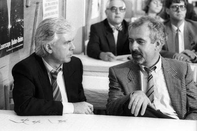 Dieter Kürten (li.) und Heribert Faßbender 10 85 stroe Heribert Faßbender (re.) mit Dieter Kürten anlässlich 40 Jahre Informations-Dienst SID Sport Nachrichtenagentur Nachrichten Pressedienst Deutschland deutsch deutscher deutsche Mann Männer Reporter Journalist Journalismus Sportreporter TV-Journalist Moderator TV Fernsehen Journalismus Sportjournalisten Fußball Kommentator Fußballkommentator Sportkommentator german sports journalists presenter soccer quer halb sitzend sprechend Bierdeckel sw *** Dieter Kürten left and Heribert Faßbender 10 85 stroe Heribert Faßbender right with Dieter Kürten on the occasion of 40 years Sport Informations Dienst SID Sport Nachrichtenagentur Nachrichten Pressedienst Deutschland german german man men reporter journalist journalism sports reporter TV journalist presenter TV television journalism sports journalists soccer commentator soccer commentator sports commentator german sports journalists presenter soccer cross half sitting talking beer mat sw
