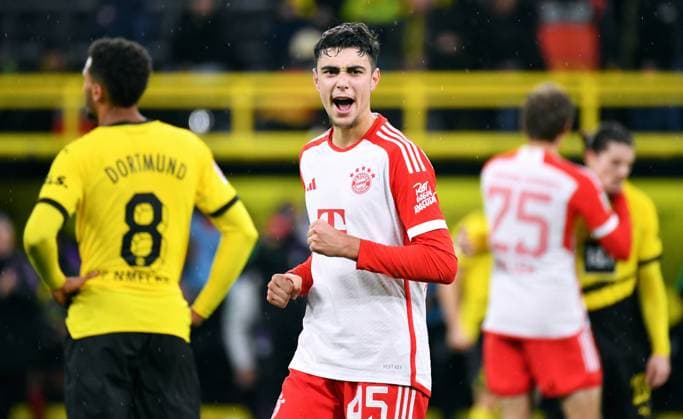 Fussball, Bundesliga, Deutschland, Herren, Saison 2023 2024, 10. Spieltag, Signal Iduna Park Dortmund: Bor. Dortmund - FC Bayern München 0:4; Schlussjubel Aleksandar Pavlovic (FCB). Jubel, Freude, Aktion. DFB DFL REGULATIONS PROHIBIT ANY USE OF PHOTOGRAPHS AS IMAGE SEQUENCES AND OR QUASI-VIDEO