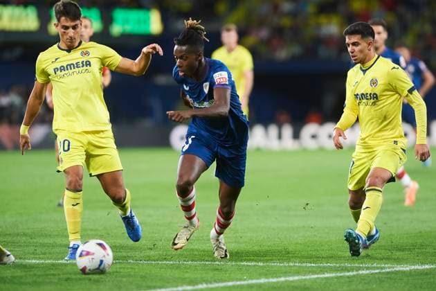 Spain, Vila-real, 05.11.2023, Estadio de la Ceramica, Villarreal CF v Athletic Club - LaLiga EA Sports - Matchday 12, Ramon Terrats (FC Villarreal), Nico Williams JR (Athletic Club Bilbao) and Ilias Akhomach (FC Villarreal) battle for the ball Vila-real Estadio de la Ceramica Spain