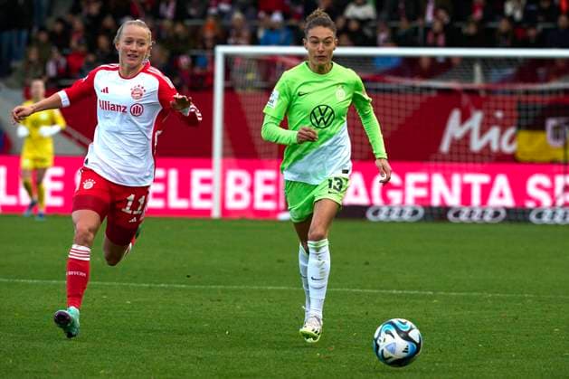 2023 24 BL Frauen FC Bayern München Frauen vs VfL Wolfsburg 6. Spieltag am 05.11.2023 in München FC Bayern Campus SCHÜLLER Lea (FC Bayern 11), RAUCH Felicitas (VfL Wolfsburg 13), sportworld München FC Bayern Campus Bayern Deutschland