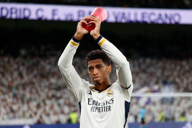Bilder des Jahres 2023, Sport 11 November Sport Themen der Woche KW44 Sport Bilder des Tages ESP: Real Madrid v Rayo Vallecano. La Liga EA Sports, date 7 Jude Bellingham of Real Madrid CF with the October™s La Liga MVP player during the La Liga match between Real Madrid and Rayo Vallecano played at Santiago Bernabeu Stadium on November 5, 2023 in Madrid, Spain. Contributor Copyright: xPressinphotox PS_231105_166