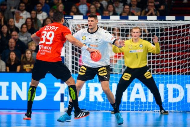 Muenchen, Deutschland 05.November: Handball DHB - Tag des Handballs - Deutschland - Aegypten v.li. Yehia Elderaa (Aegypten), Sebastian Heymann (Deutschland) Muenchen Olympiahalle Bayern Deutschland